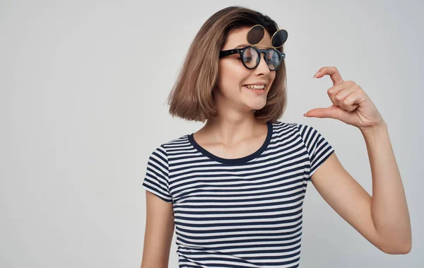 Vrolijk vrouw in gestreepte t-shirt dubbel glas glimlach — Stockfoto