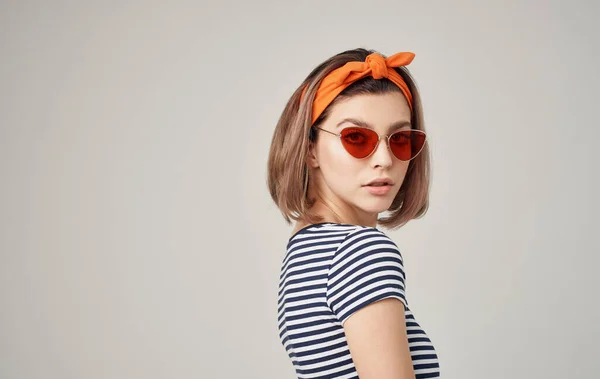 Vacker kvinna bär solglasögon randig tröja mode modern stil — Stockfoto