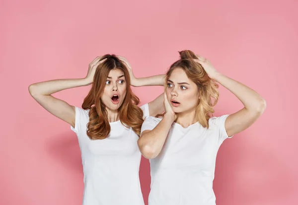 Dos novias emocionales en camiseta divertido estilo de vida estudio rosa fondo —  Fotos de Stock