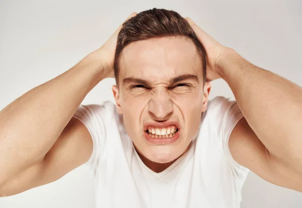 Zenuwachtige man raakt zijn hoofd stress Model van emotie — Stockfoto