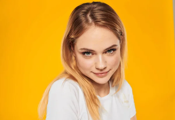 Hermosa mujer retrato sonrisa emoción rubia y ojos azules —  Fotos de Stock