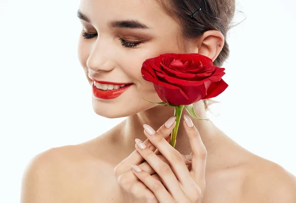 Mujer con los ojos cerrados Maquillaje en la cara y flor roja hombros desnudos —  Fotos de Stock