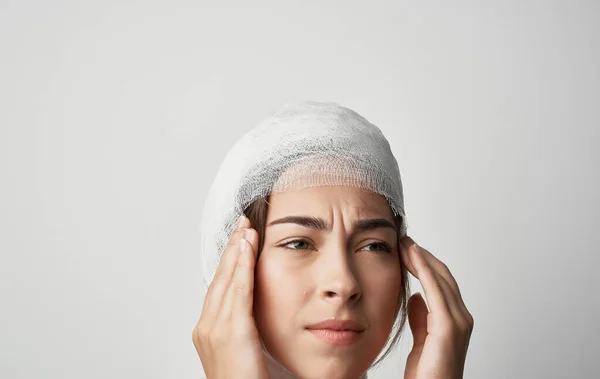 Kvinnor bandage huvudskada hälsoproblem medicin — Stockfoto