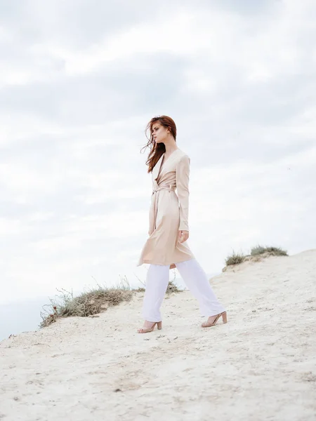 Vrouw draagt lichte kleding in volle groei in de natuur en zand model schoenen — Stockfoto