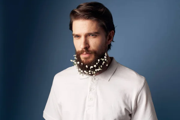 Zarif adam beyaz tişört çiçek sakal süsleme tatil mavi arka plan — Stok fotoğraf