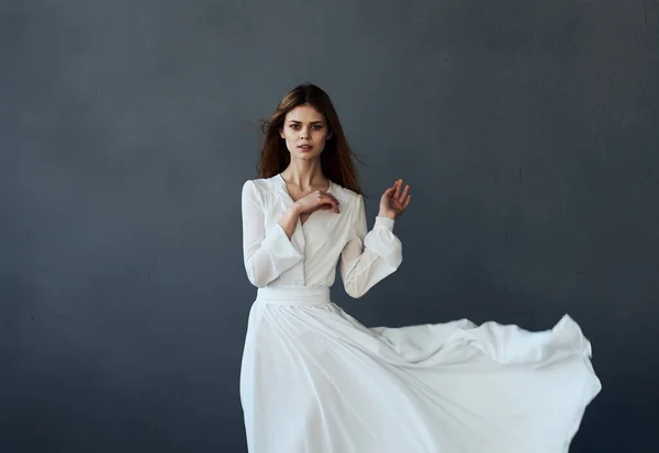 美しい女性の白いドレスダンスがモデルを演じ — ストック写真