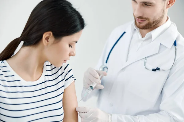 Man läkare som ger en injektion till en kvinna vaccination hälsa coronavirus — Stockfoto