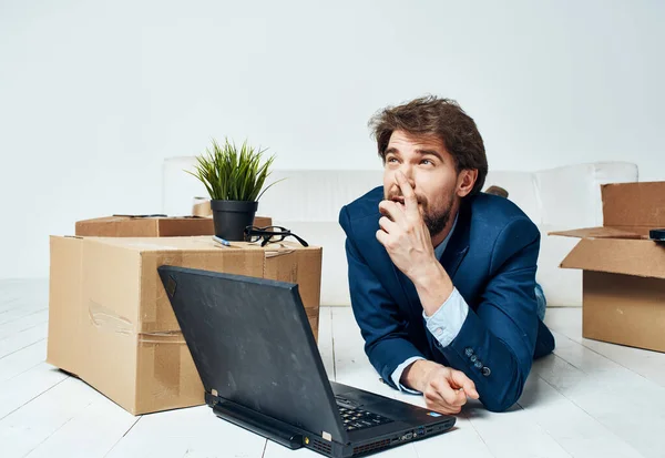 Bilgisayarlı kutuların önünde ofis hayatı tarzı şeylerle uğraşan bir iş adamı. — Stok fotoğraf