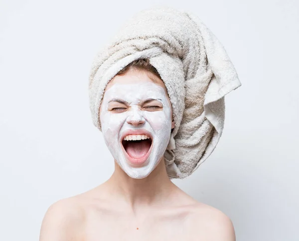 Mujer con toalla en la cabeza crema máscara hombros desnudos cuidado de la piel —  Fotos de Stock