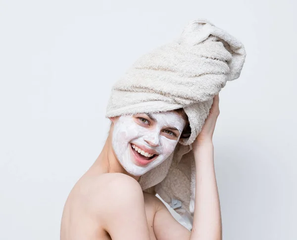 裸の肩の顔のマスクスキンケアクロップドビュースタジオを持つ女性 — ストック写真