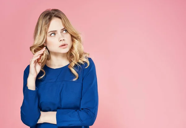 Elegante vrouw blauwe jurk emoties studio roze achtergrond — Stockfoto