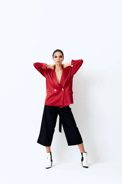 Bonita mujer en chaqueta roja ropa de moda sí manos en el cuello glamour —  Fotos de Stock