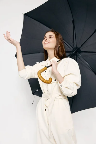 Bonita mujer con paraguas abierto mono blanco lluvia de moda — Foto de Stock