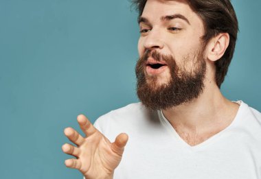 Mutlu adam sevinçten mutlu duygular mavi arka plan kalın sakal