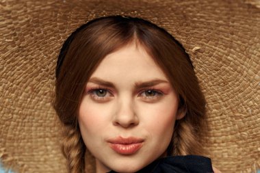 Şapkalı güzel kadın, örgü örüyor, seyahat ediyor.