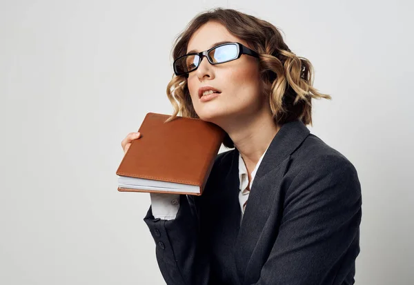 Modello donna in abito classico su sfondo chiaro documenta finanza aziendale — Foto Stock
