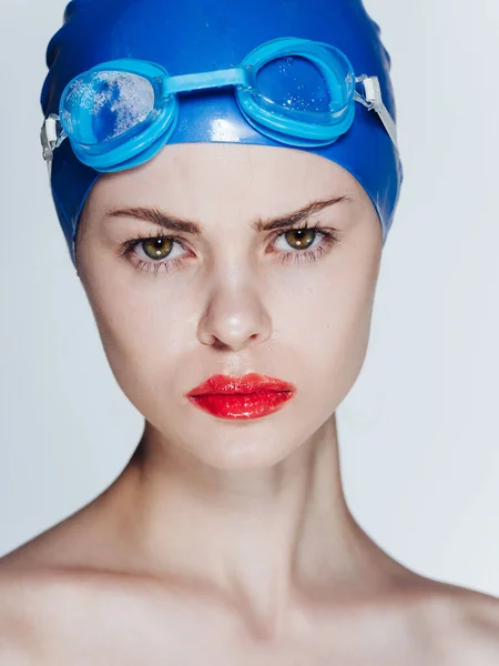Retrato de um nadador em um boné azul e óculos com maquiagem brilhante carvalhos vermelhos — Fotografia de Stock