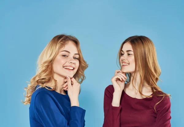 Mujeres elegantes socializando estilo de vida sorpresa estudio azul fondo —  Fotos de Stock