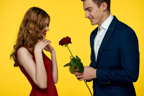 Homme et femme date rose luxe fond jaune — Photo