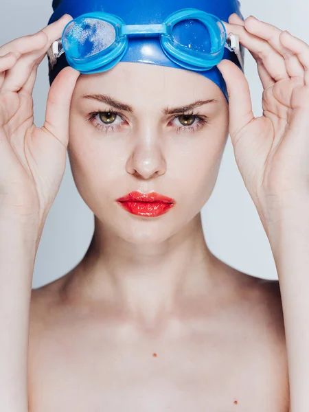 Retrato de un nadador con gorra azul y gafas con maquillaje brillante robles rojos —  Fotos de Stock