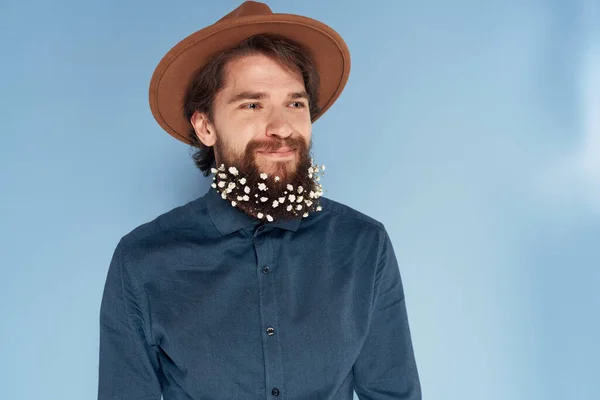 Alegre hombre barba con flores emociones recortado ver fondo azul —  Fotos de Stock