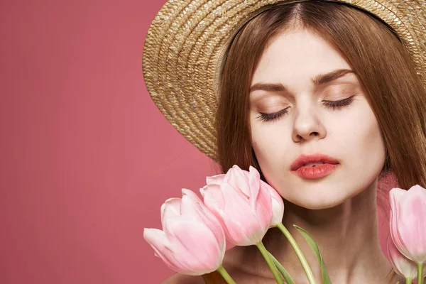 Mulher vestindo um buquê de flores chapéu atraente olhar charme do presente — Fotografia de Stock