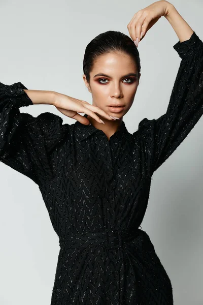 Bonita mulher segurando as mãos acima de sua cabeça vestido preto roupas estúdio de moda — Fotografia de Stock