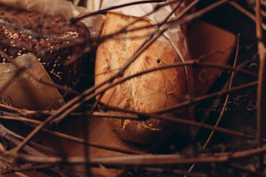 Un ürünü ekmek somunu yakın plan yuvanın dallarında pişmiş mallar