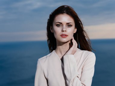 Deniz kenarında güzel bir kadın. Açık renk giyimli okyanusta.