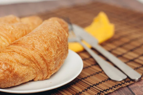 Croissants Teller auf Holztisch Küche Frühstück frischen Geruch — Stockfoto