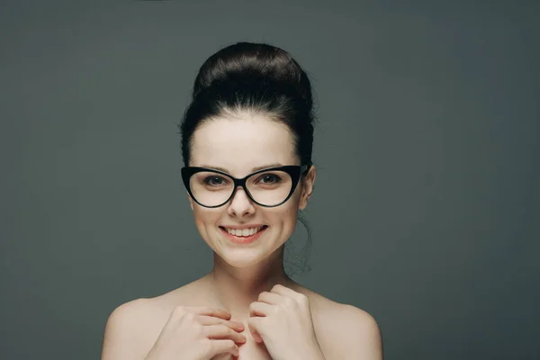 Attractive woman with bare shoulders wearing glasses glamor fashion gray background — Stock Photo, Image