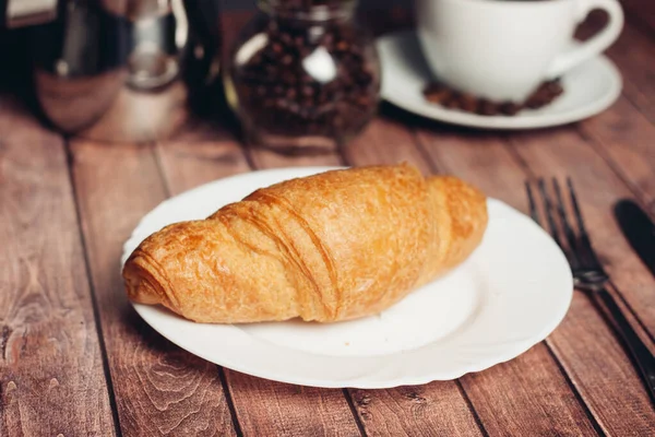 Croissant i tallrik på bordet köksutrustning frukost måltid dessert — Stockfoto