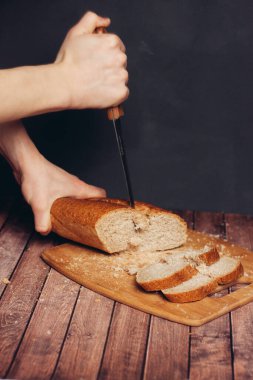 Kahvaltıda dilimlenmiş somun ekmek.