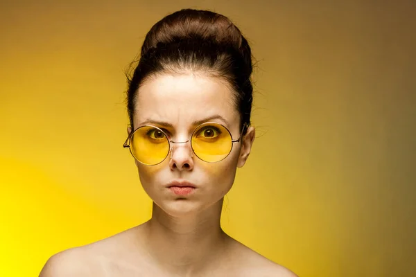 Женщина голые плечи желтые очки эмоции очарование — стоковое фото