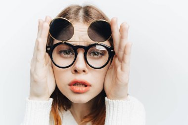 Güzel kadın gözlüklü stüdyo yüzü modayı kapatıyor.