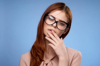 Güzel kadın cazibesi yüz gözlüğü yanında stüdyo çekiciliği