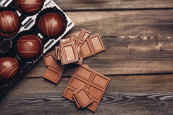 Choklad kub rimligt på bordet dessert delikatess och bakverk — Stockfoto