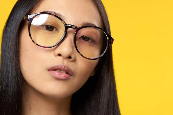 Affari donna asiatico aspetto occhiali elegante stile giallo sfondo — Foto Stock