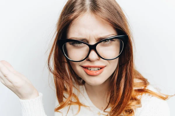 Рыжая женщина эмоции модные очки студия лицо крупным планом — стоковое фото