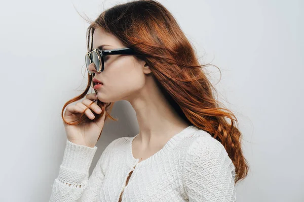 Mulher bonita vermelho cabelo óculos caneta em estúdio mãos — Fotografia de Stock