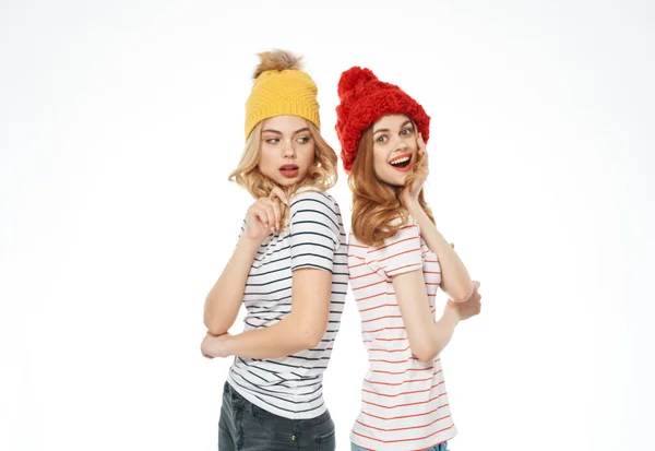 Δύο αδελφές μοντέρνα ρούχα πολύχρωμα καπέλα χαμόγελο πολυτέλεια άλλοι — Φωτογραφία Αρχείου