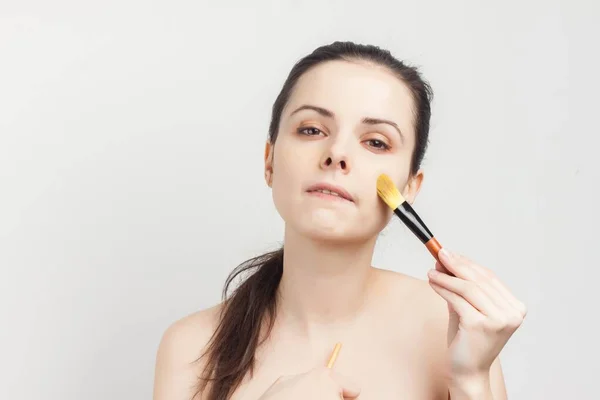 Fröhliche Frau mit nackten Schultern Pinsel in den Händen Schwamm Kosmetik — Stockfoto