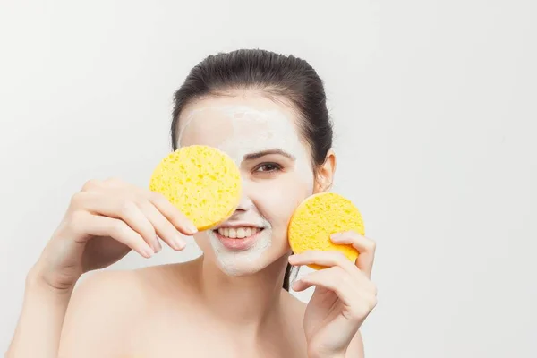 Mujer con máscara de crema en el cuidado de la piel de la cara rejuvenecimiento — Foto de Stock