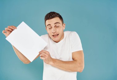 Man Holding Flyer Posteri mavi arkaplan kırpılmış görünüm