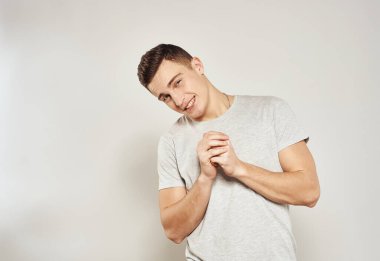 Beyaz tişörtlü neşeli yakışıklı adam gülümse stüdyo ışığı arka plan