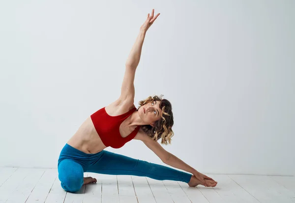 Perempuan dalam pakaian olahraga melakukan yoga asana latihan model ruang ringan — Stok Foto