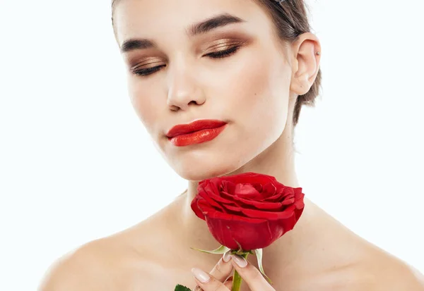 Romantická žena s přáteli na víčka a červené květy holá ramena — Stock fotografie