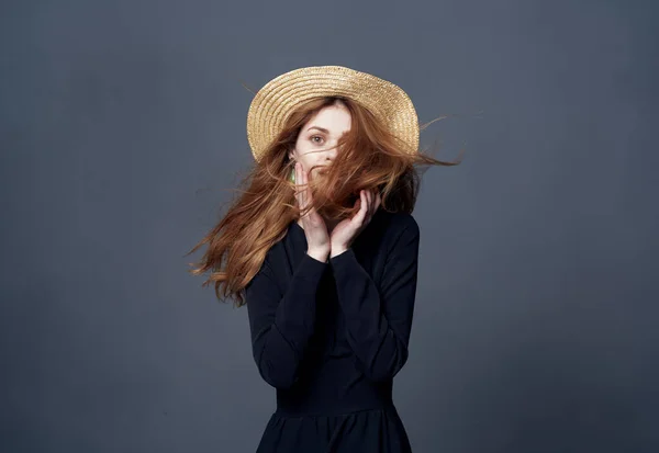 Mujer hermosa elegante estilo sombrero de lujo estilo de vida gris — Foto de Stock