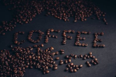 Kahve çekirdeklerinden yazılan kelime aroma arabika cappuccino içerir.