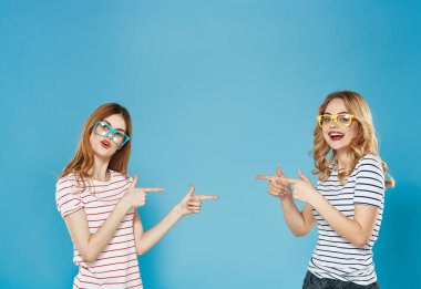 İki çizgili tişörtlü kız arkadaş moda duyguları iletişim çatışması yaşıyor.